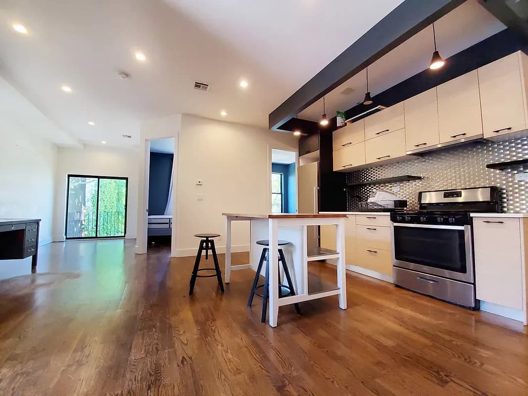 Taylin Fernandez - 287 Harman Street #3R 1 of 15