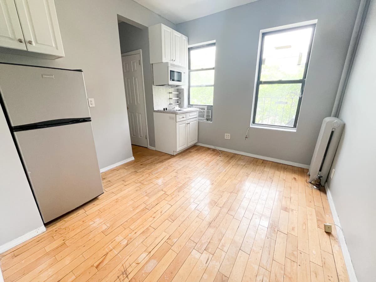 Edwin Mendoza - 370 West 51st Street #3C 1 of 11