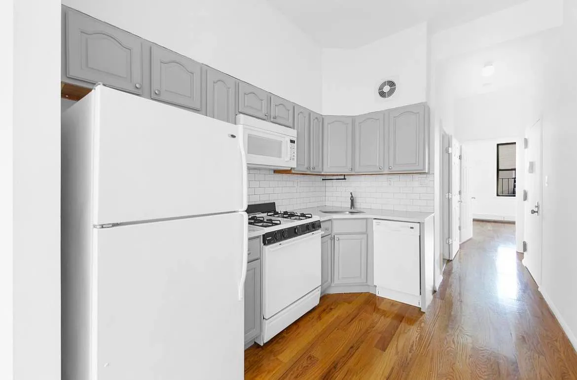 Karolina Kaleta - 301 Stanhope Street #2R 1 of 15