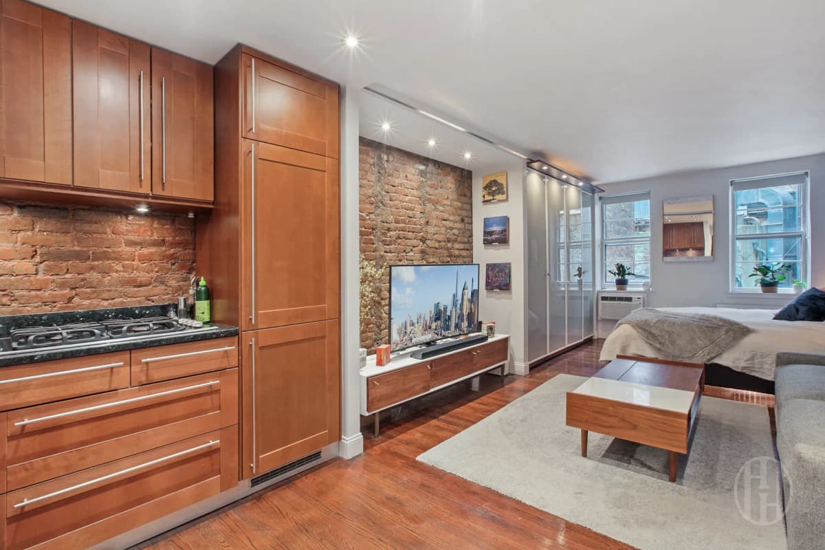 Dom Seagears - 30 East 22nd Street #2B 1 of 13